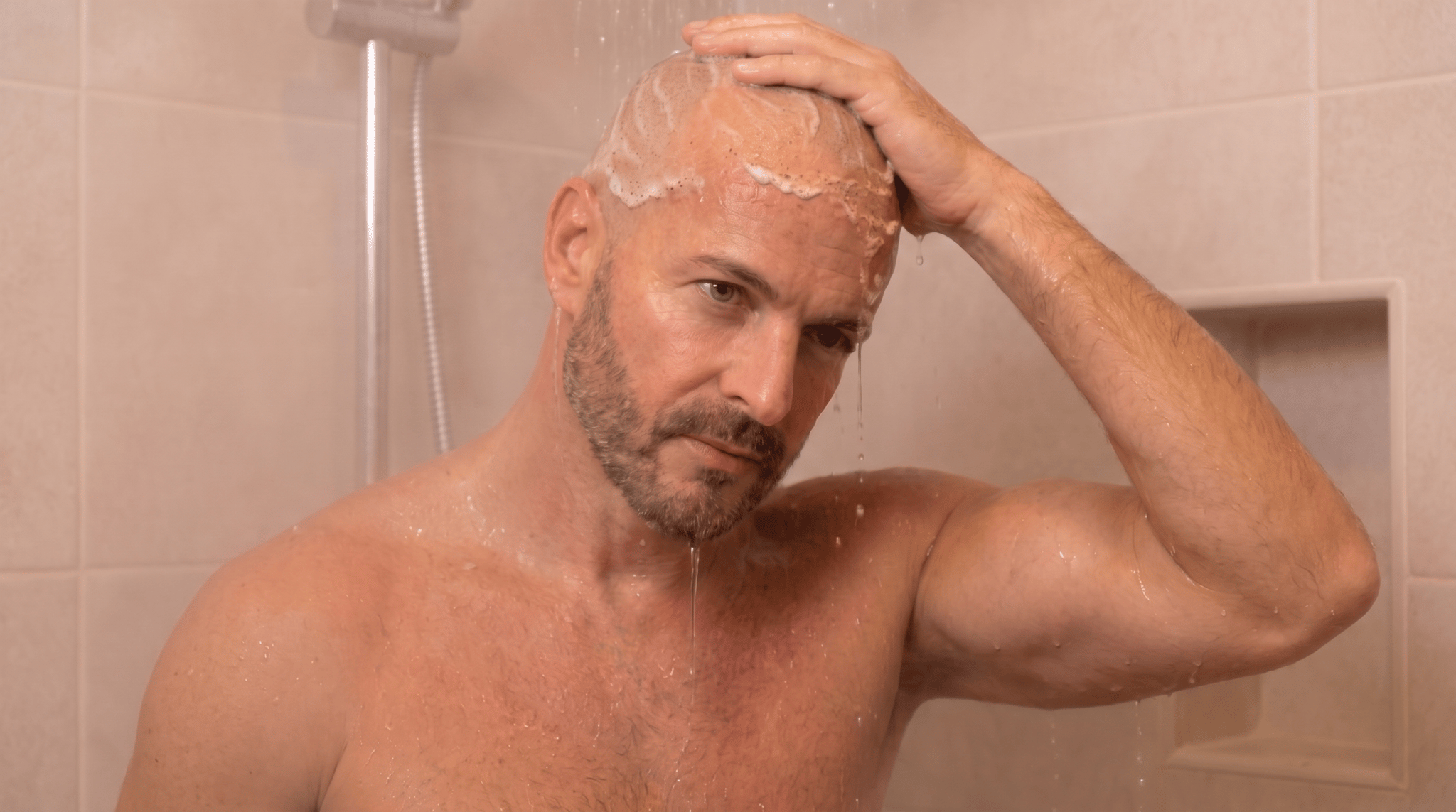 régénérer cette image en supprimant les produits dans la niche derrière l'homme