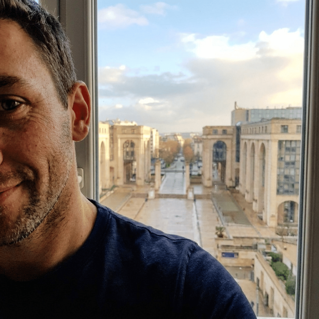 le visage doit être un tout petit peu penché, on doit voir au moins un oeil et un début de sourire. Dehors, même prise de vue, mais le ciel doit être un peu plus ensoleillé