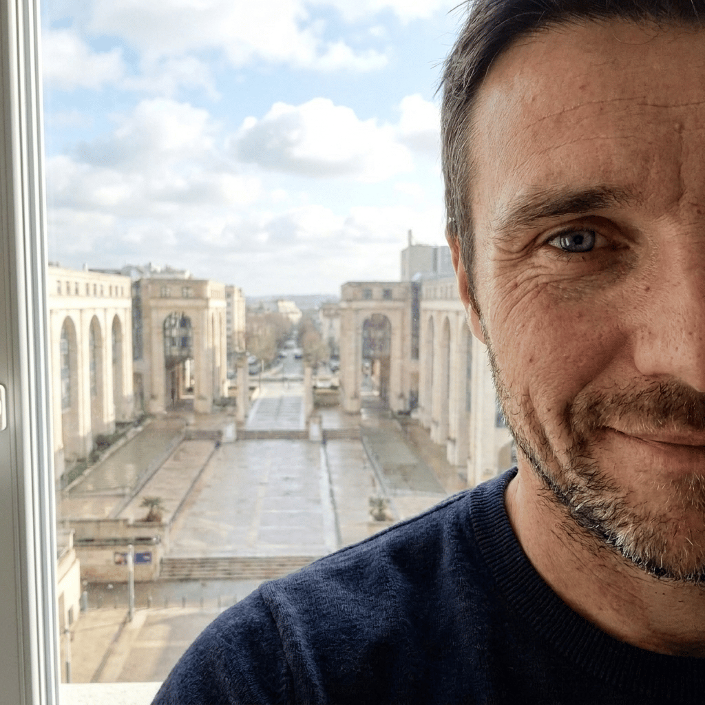 le visage doit être un tout petit peu penché, on doit voir au moins un oeil et un début de sourire. Dehors, même prise de vue, mais le ciel doit être un peu plus ensoleillé. Conserve les caractéristiques physiques du personnage.