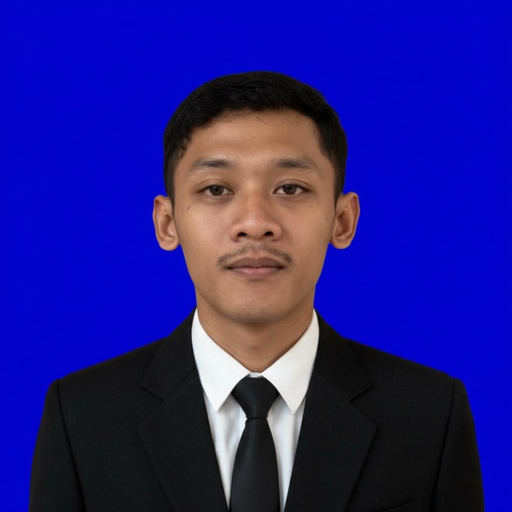 SPESIFIKASI
1	Pakaian	Pria:
    Kemeja putih, dasi hitam, jas hitam (bukan jas almamater)
Wanita:
    Pakaian kebaya tertutup (sopan) dan bersanggul
Bagi Wanita berjilbab:
    Mengenakan kemeja putih, jas hitam (bukan jas almamater), jilbab hitam dan dimasukkan dalam kemeja
2	Latar Belakang Foto (Background)	Pria         : Biru
Wanita    : Merah

Foto Pria Berjas	
Foto Wanita Bersanggul	
Foto Wanita Berjilbab
3	Ukuran	
Ukuran foto proporsional (proporsi wajah antara 25% - 30% dari foto)
Jarak kepala ke batas kanan kurang lebih sama dengan jarak kepala ke batas kiri
Ukuran file berkisar antara 200-500 Kilobytes

Ukuran objek kurang proporsional	
Ukuran yang benar
4	Posisi	
Badan dan kepala tegak sejajar menghadap ke depan
Tidak mengenakan kacamata
Rambut rapi, telinga terlihat kecuali bagi yang mengengenakan jilbab
5	Kualitas gambar	
Foto harus jelas/tajam dan tidak kabur
Bukan foto hasil scan
6	Contoh foto yang tidak diperkenankan diunggah	

Foto hasil scan	
Foto kurang tajam	
Hasil foto yang difoto ulang dengan ponsel

Foto editan tidak sempurna	
Tidak diperkenankan mengenakan jas almamater	
Ukuran objek kurang proporsional