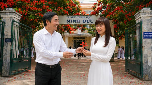 DỰA THEO ẢNH THAM CHIẾU GIỮ CHÍNH XÁC ĐƯỜNG NÉT, HÃY THAY ĐỔI CÔ GÁI TRONG HÌNH THAM CHIẾU BÊN CẠNH VÀO CÔ GÁI NHẬN HOA PHƯỢNG