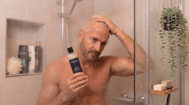 régénérer cette image en 16:9 en mettant davantage de recul et de décor de douche autour