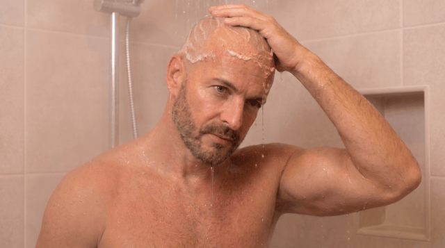 régénérer cette image en supprimant les produits dans la niche derrière l'homme