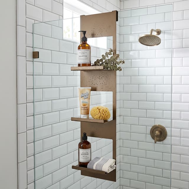 Hintergrund für dieses Regal, Badezimmer im modernen Landhausstil wie bei Joanna Gaines, Regal wird oben an der Duschwand eingehängt im inneren der Dusche, ein paar Badaccessoires wie Shampoo, Duschdas usw. als Dekoration auf dem Regal