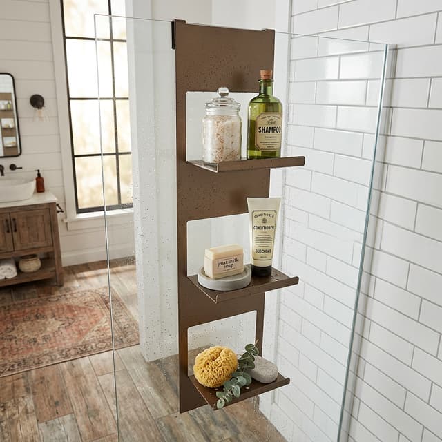 Hintergrund für dieses Regal, Badezimmer im modernen Landhausstil wie bei Joanna Gaines, Regal wird oben an der Duschwand eingehängt im inneren der Dusche, ein paar Badaccessoires wie Shampoo, Duschdas usw. als Dekoration auf dem Regal