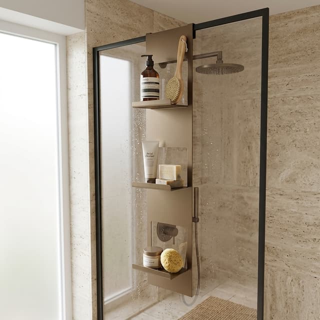 Hintergrund für dieses Regal mit3 Ablagen, Badezimmer im modernen Stil in natürlichen Farbtönen gehalten, Regal wird oben an der Duschwand eingehängt im inneren der Dusche, ein paar Badaccessoires wie Shampoo usw. als Dekoration auf dem Regal