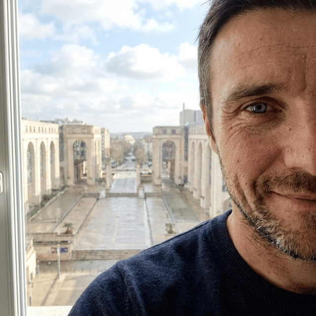 le visage doit être un tout petit peu penché, on doit voir au moins un oeil et un début de sourire. Dehors, même prise de vue, mais le ciel doit être un peu plus ensoleillé. Conserve les caractéristiques physiques du personnage.
