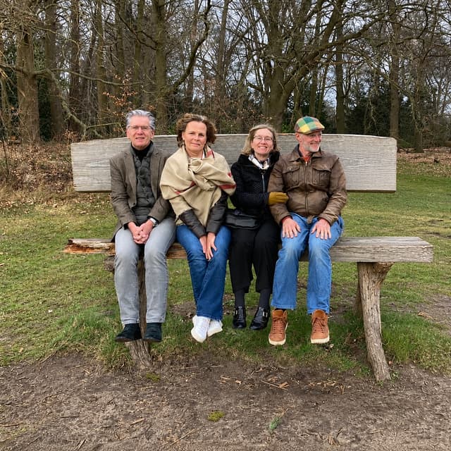 Can you take out the two people on the right without changing anything to the other four