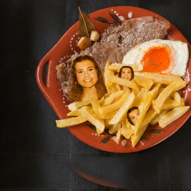 Cria uma imagem em que a cara da primeira rapariga (a que está no pastel de nata) esteja nas batatas fritas e a cara da segunda rapariga ( a que está na chávena de café) esteja no bife