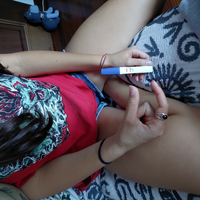 Aggiungi un test di gravidanza positivo fra le mani della ragazza