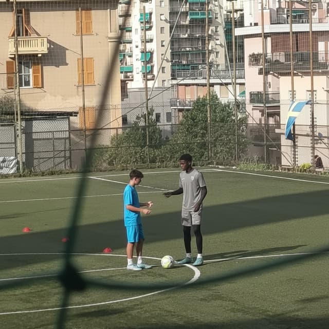 fai che parla con lamine jamal ed metti i colori in bianco e nero