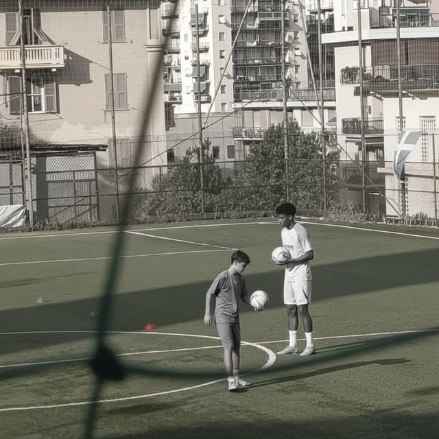 fai che parla con lamine jamal ed metti i colori in bianco e nero