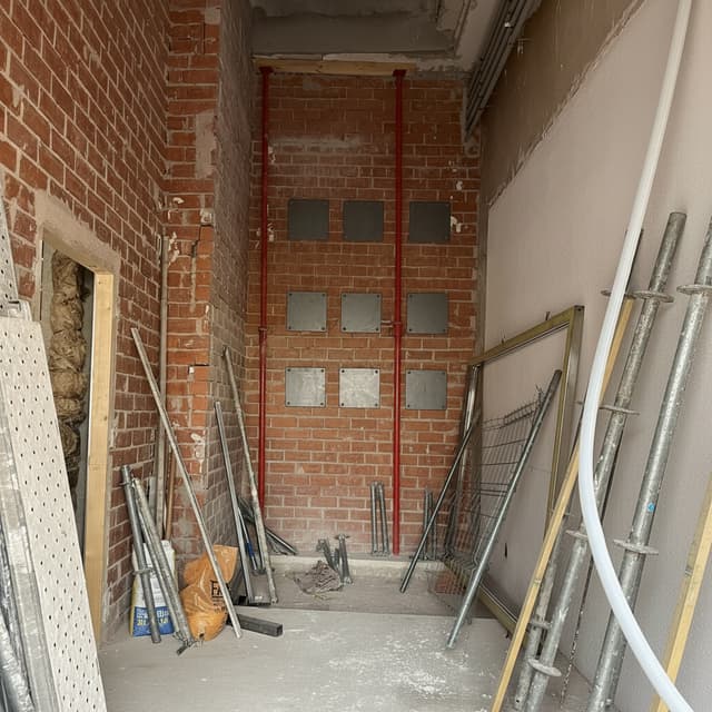 Hola las lineas azuelas me las conviertes en caudradillos metálicos empotrados a cada lado de la pared tienen que estar cada 1,50m y luego todas las barras, puntales etc me lo borras todo lo que genera desorden