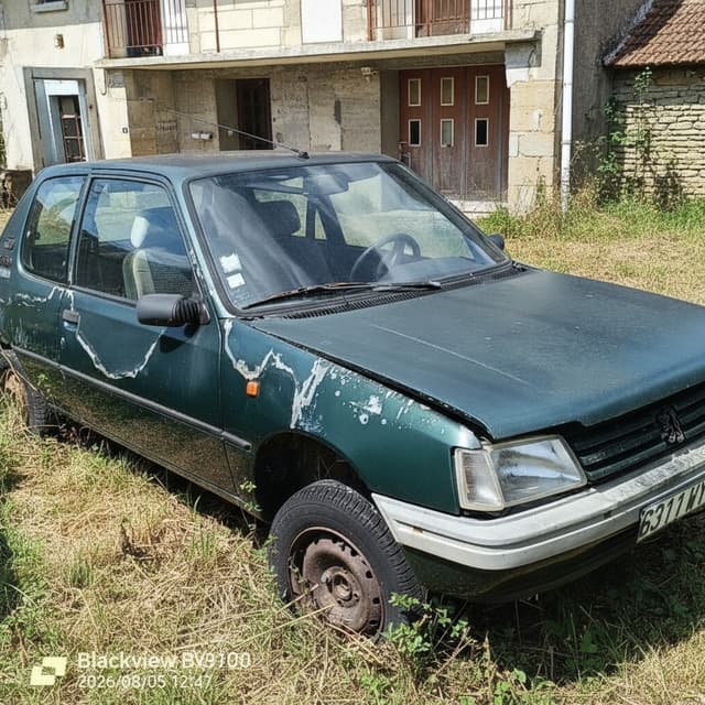remove the other cars in the background. Keep the main car unchanged please