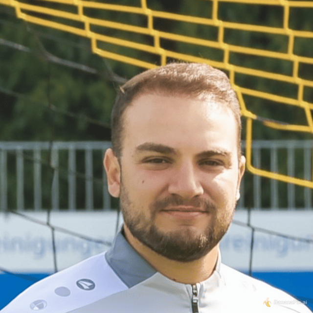 kannst du machen das der mann im ersten bild das gesicht des mannes im zweiten bild hat