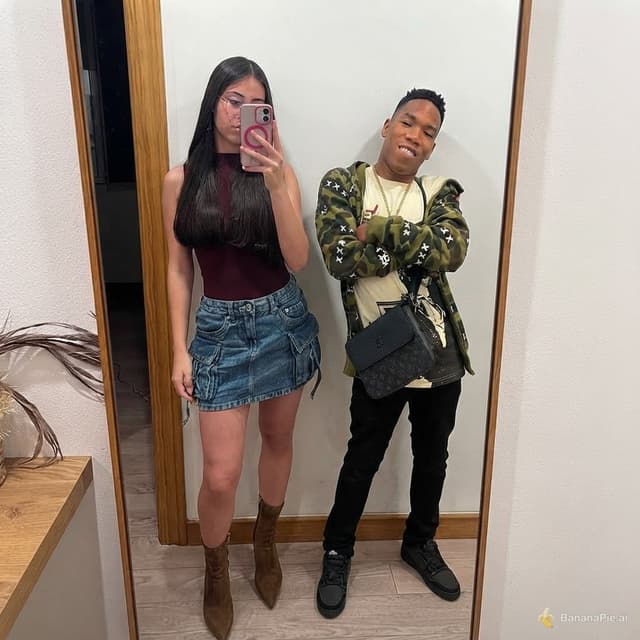 pon al chico en la foto con la chica pero el chico tiene que tener escoliosis