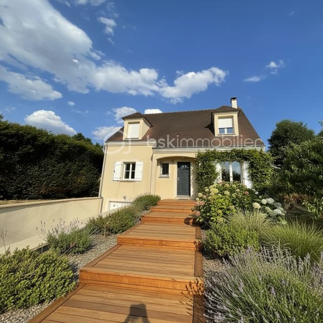 remplacer l'allée par une jolie allée en bois par palier, avec de la jolie végétation dans le jardin et sur la façade  à droite