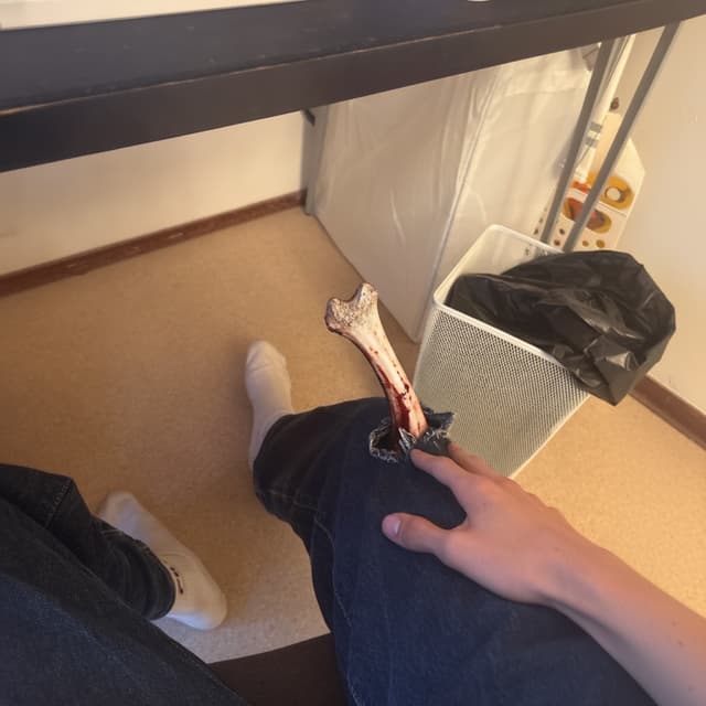 Make it oook like a bone sticking out of my leg.