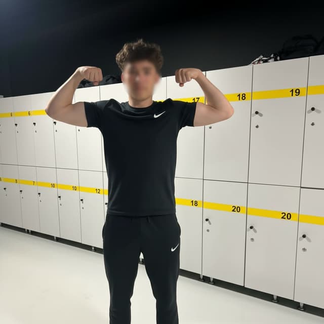 dodaj czarną koszulke nike i czarne spodnie nike i zbluruj mi twarz ale zrob to wszystko bardzo realistycznie