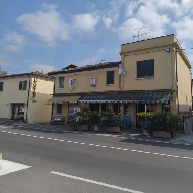 devi mettere il cartello dove c'è scritto "T" a sinistra del cartello dove c'è "bar sport " quello vicino alla finestra