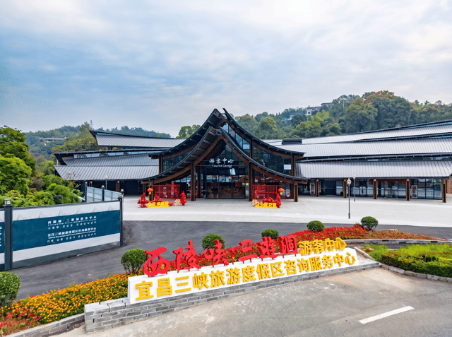 精修这张图片，去除左边围挡及杂物，地面干净，去除天空电线及远处铁塔，不改变任何文字。